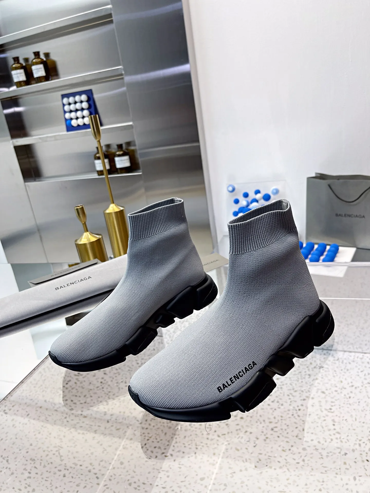 👟👟Ex-factory price 400👟👟 Balenciaga classic sock boots, originally produced by the factory, purchasing agent level. The latest original outsole mold, (TPU ten-vacuum outsole, the highest version on the market, please do not compare prices with TPR outsole, don’t bother if you don’t know the product) The black, white and red three-color vacuum sole shows high-end luxury. •Upper: elastic fly weave double-layer composite gold wire high-elastic knitted mesh cotton •Inner lining: imported double-sided velvet, which is comfortable and resilient to shape •Insole: original imported terry cloth, breathable but not fading •Sole: TPU ten-vacuum outsole (to eliminate pores) •Packaging: full set of packaging (certificate, invoice, cloth bag, handbag) •Size: 34-45 standard code (34, 45, 46.47 can be customized and are not returnable)